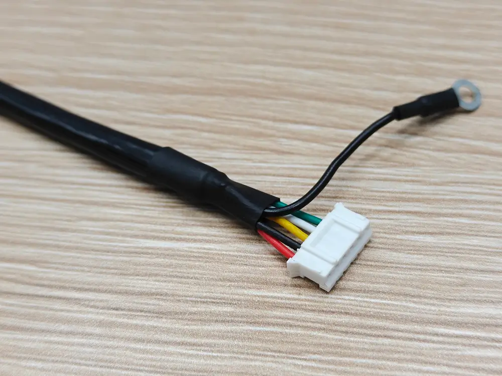 Six-position PH-series alternative housing with one empty cavity and an additional ring-terminal lead
