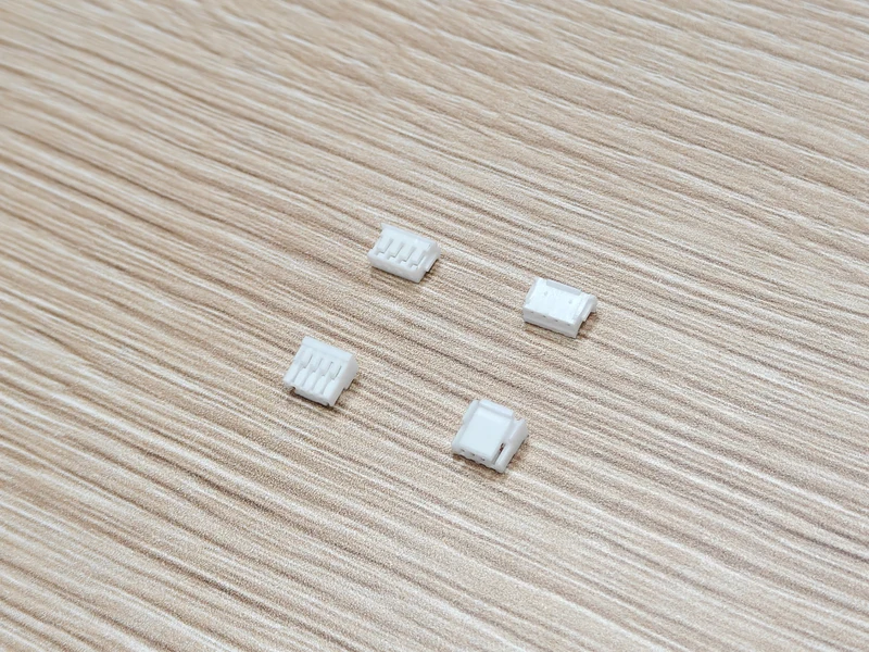 Angled view of alternative ZH housings in the upper row and GH housings in the lower row